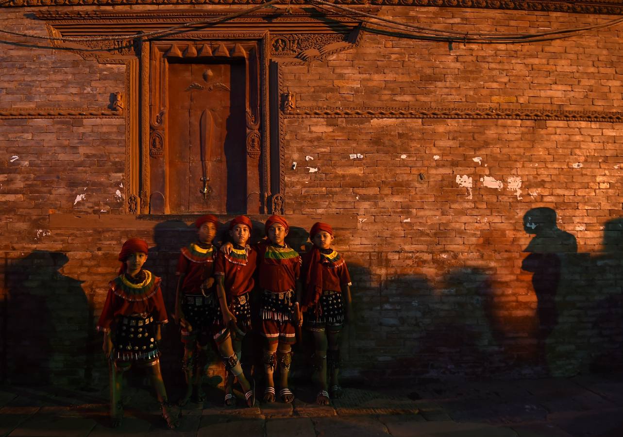 Miles de fieles asisten a las celebraciones del festival Indra Jatra, en Katmandú, Nepal, donde la mujeres se reúnen para beber alcohol casero de la boca del dios Bhairab, bailarines enmascarados danzan representando a las deidades locales y la diosa viviente Kumari, encarnada en una niña, es adorada durante una multidudinaria procesión.