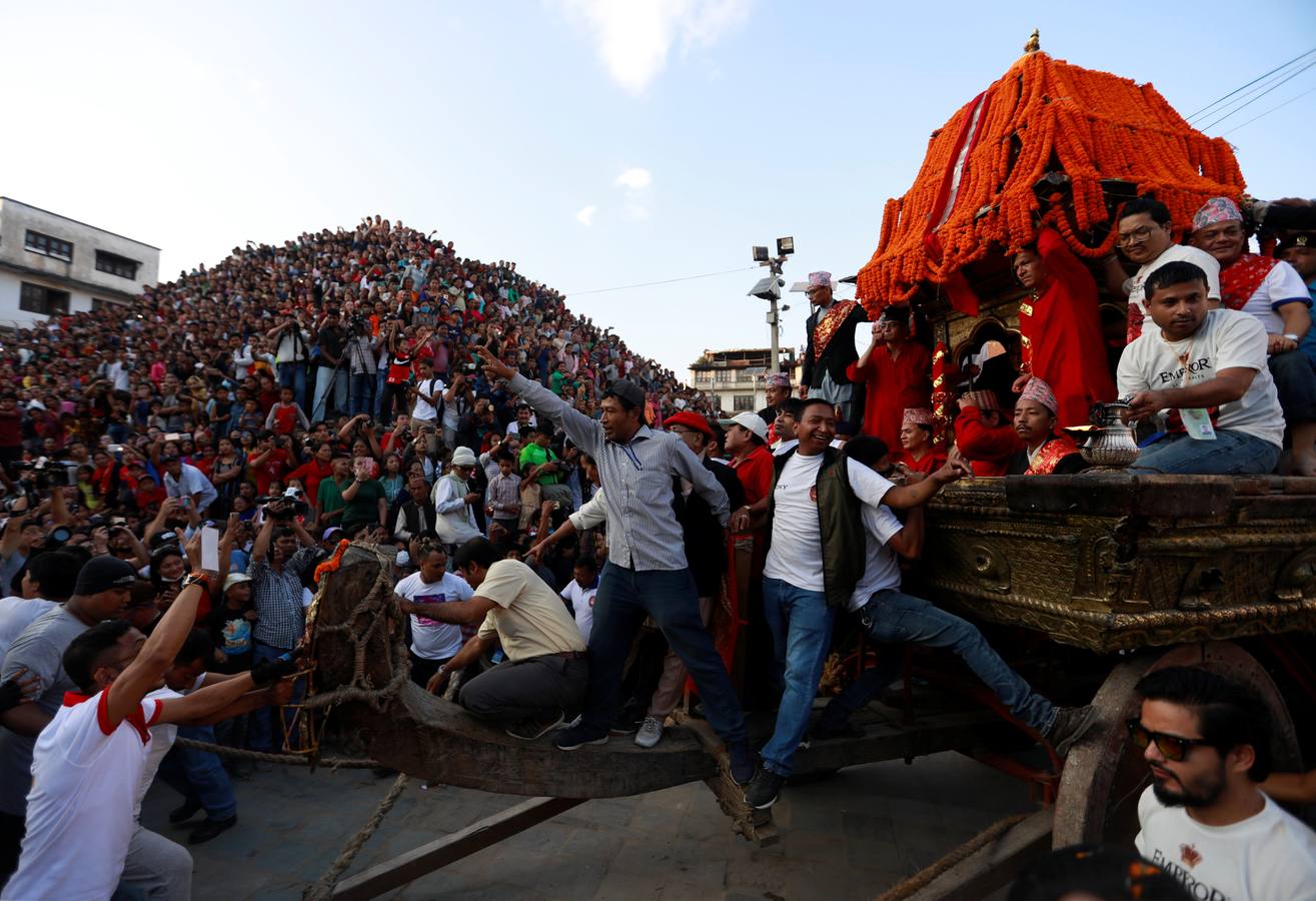 Miles de fieles asisten a las celebraciones del festival Indra Jatra, en Katmandú, Nepal, donde la mujeres se reúnen para beber alcohol casero de la boca del dios Bhairab, bailarines enmascarados danzan representando a las deidades locales y la diosa viviente Kumari, encarnada en una niña, es adorada durante una multidudinaria procesión.