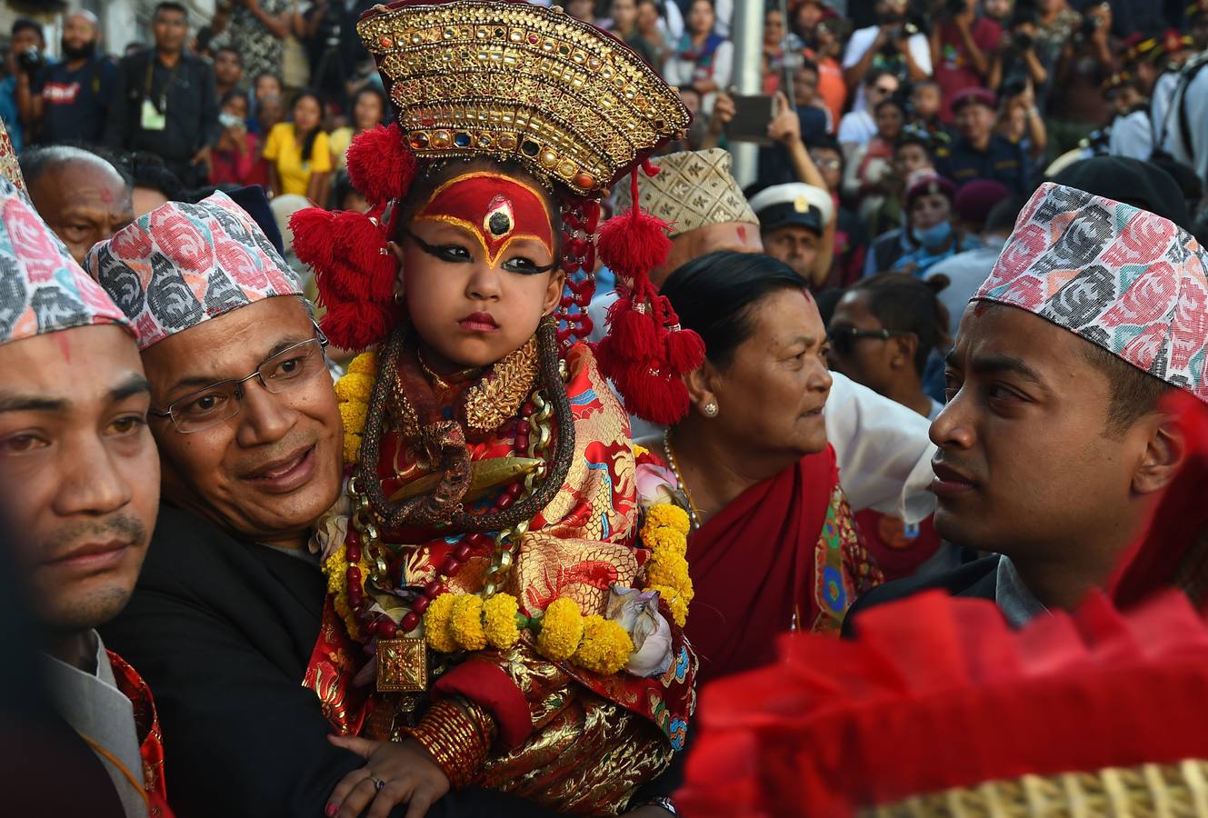 Miles de fieles asisten a las celebraciones del festival Indra Jatra, en Katmandú, Nepal, donde la mujeres se reúnen para beber alcohol casero de la boca del dios Bhairab, bailarines enmascarados danzan representando a las deidades locales y la diosa viviente Kumari, encarnada en una niña, es adorada durante una multidudinaria procesión.