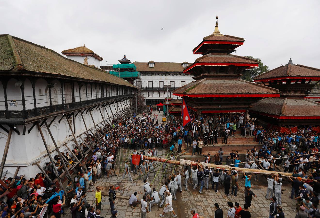 Miles de fieles asisten a las celebraciones del festival Indra Jatra, en Katmandú, Nepal, donde la mujeres se reúnen para beber alcohol casero de la boca del dios Bhairab, bailarines enmascarados danzan representando a las deidades locales y la diosa viviente Kumari, encarnada en una niña, es adorada durante una multidudinaria procesión.