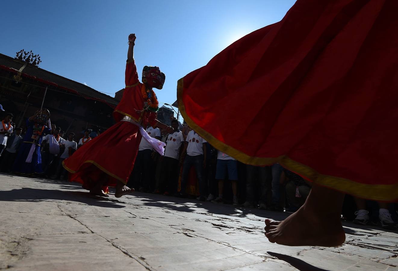 Miles de fieles asisten a las celebraciones del festival Indra Jatra, en Katmandú, Nepal, donde la mujeres se reúnen para beber alcohol casero de la boca del dios Bhairab, bailarines enmascarados danzan representando a las deidades locales y la diosa viviente Kumari, encarnada en una niña, es adorada durante una multidudinaria procesión.