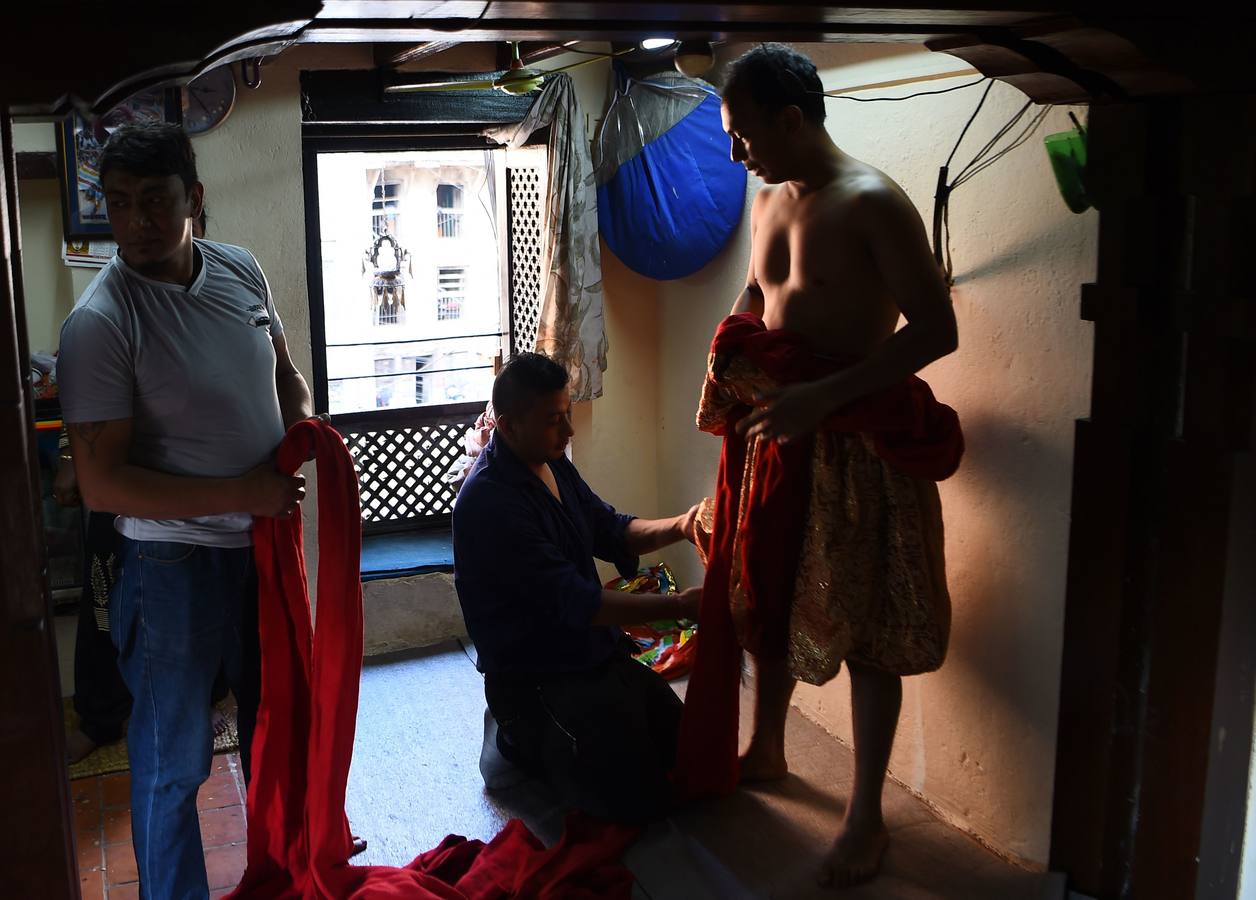 Miles de fieles asisten a las celebraciones del festival Indra Jatra, en Katmandú, Nepal, donde la mujeres se reúnen para beber alcohol casero de la boca del dios Bhairab, bailarines enmascarados danzan representando a las deidades locales y la diosa viviente Kumari, encarnada en una niña, es adorada durante una multidudinaria procesión.