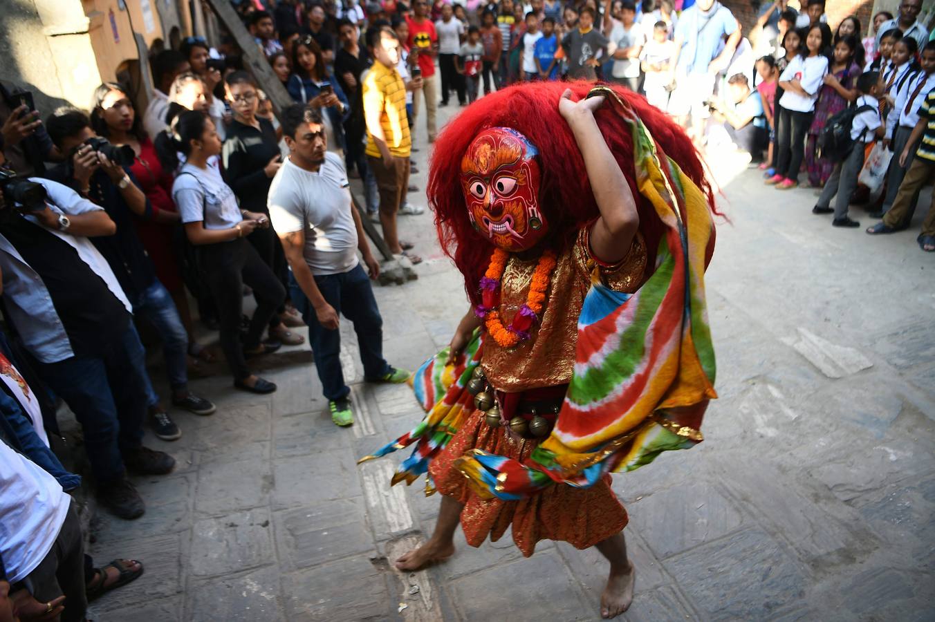 Miles de fieles asisten a las celebraciones del festival Indra Jatra, en Katmandú, Nepal, donde la mujeres se reúnen para beber alcohol casero de la boca del dios Bhairab, bailarines enmascarados danzan representando a las deidades locales y la diosa viviente Kumari, encarnada en una niña, es adorada durante una multidudinaria procesión.