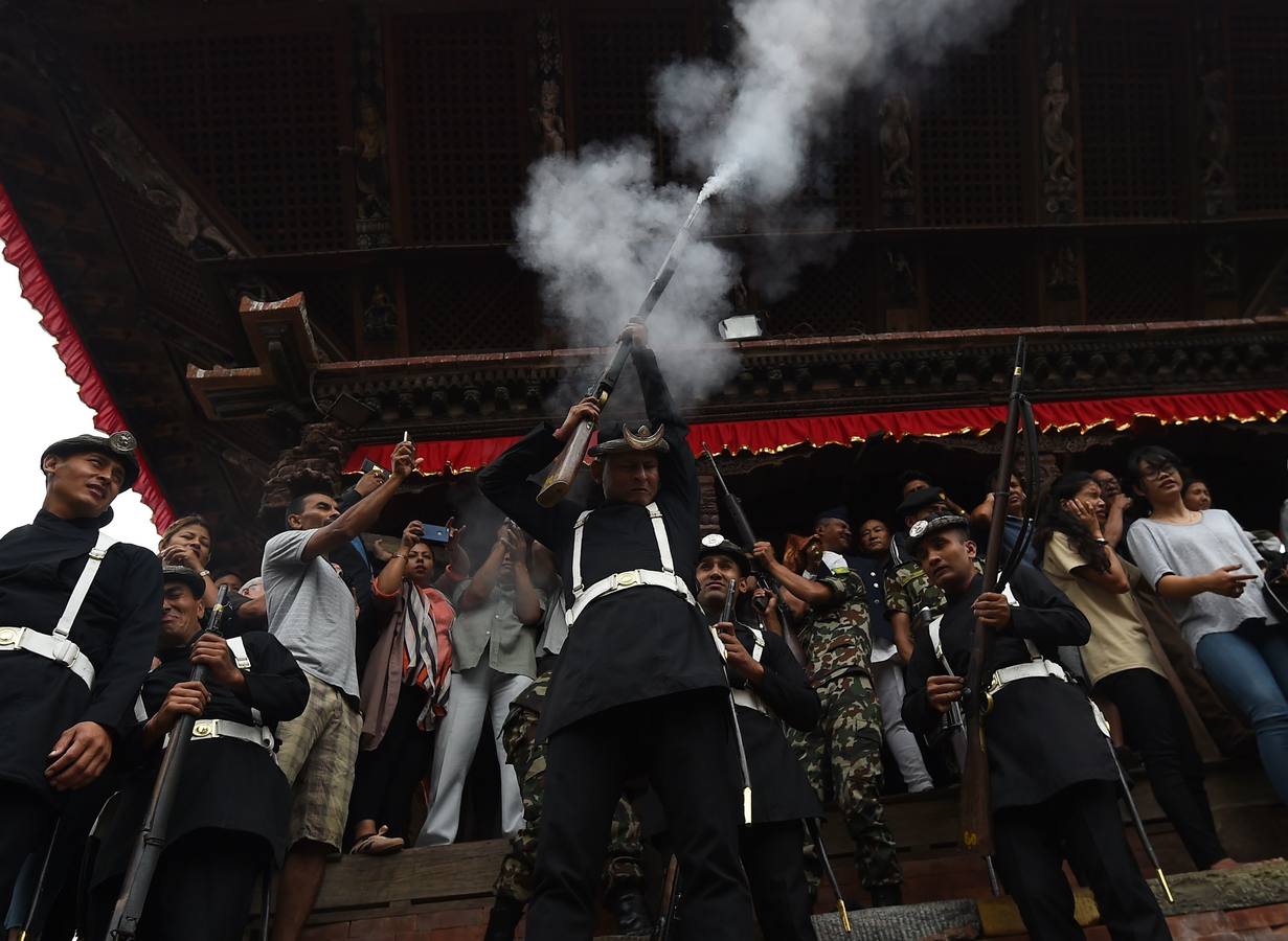 Miles de fieles asisten a las celebraciones del festival Indra Jatra, en Katmandú, Nepal, donde la mujeres se reúnen para beber alcohol casero de la boca del dios Bhairab, bailarines enmascarados danzan representando a las deidades locales y la diosa viviente Kumari, encarnada en una niña, es adorada durante una multidudinaria procesión.