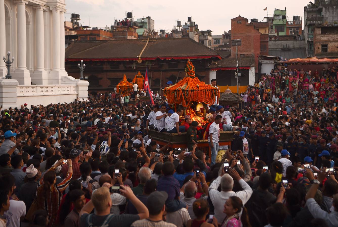 Miles de fieles asisten a las celebraciones del festival Indra Jatra, en Katmandú, Nepal, donde la mujeres se reúnen para beber alcohol casero de la boca del dios Bhairab, bailarines enmascarados danzan representando a las deidades locales y la diosa viviente Kumari, encarnada en una niña, es adorada durante una multidudinaria procesión.