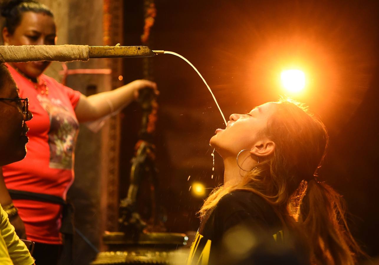 Miles de fieles asisten a las celebraciones del festival Indra Jatra, en Katmandú, Nepal, donde la mujeres se reúnen para beber alcohol casero de la boca del dios Bhairab, bailarines enmascarados danzan representando a las deidades locales y la diosa viviente Kumari, encarnada en una niña, es adorada durante una multidudinaria procesión.