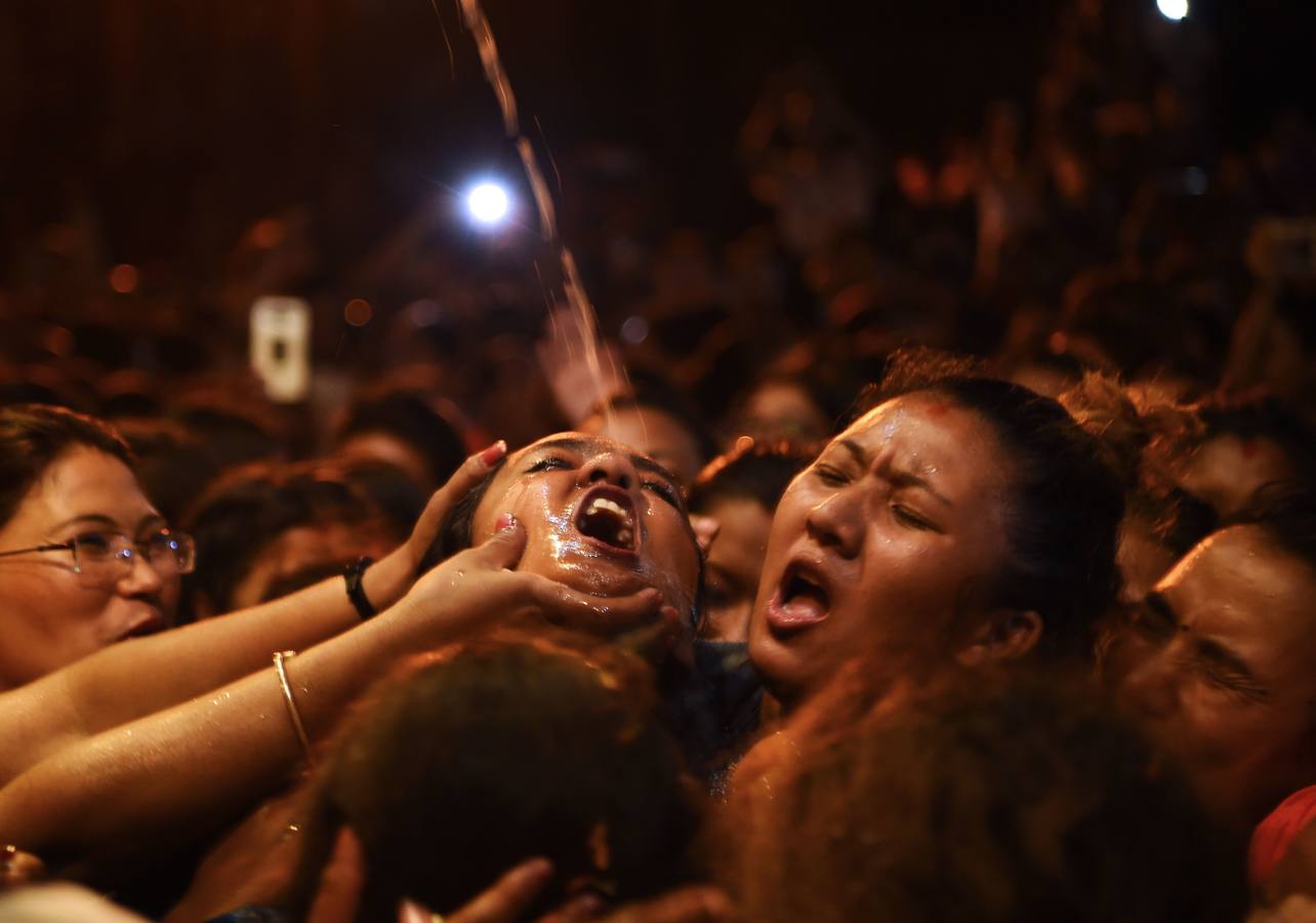 Miles de fieles asisten a las celebraciones del festival Indra Jatra, en Katmandú, Nepal, donde la mujeres se reúnen para beber alcohol casero de la boca del dios Bhairab, bailarines enmascarados danzan representando a las deidades locales y la diosa viviente Kumari, encarnada en una niña, es adorada durante una multidudinaria procesión.