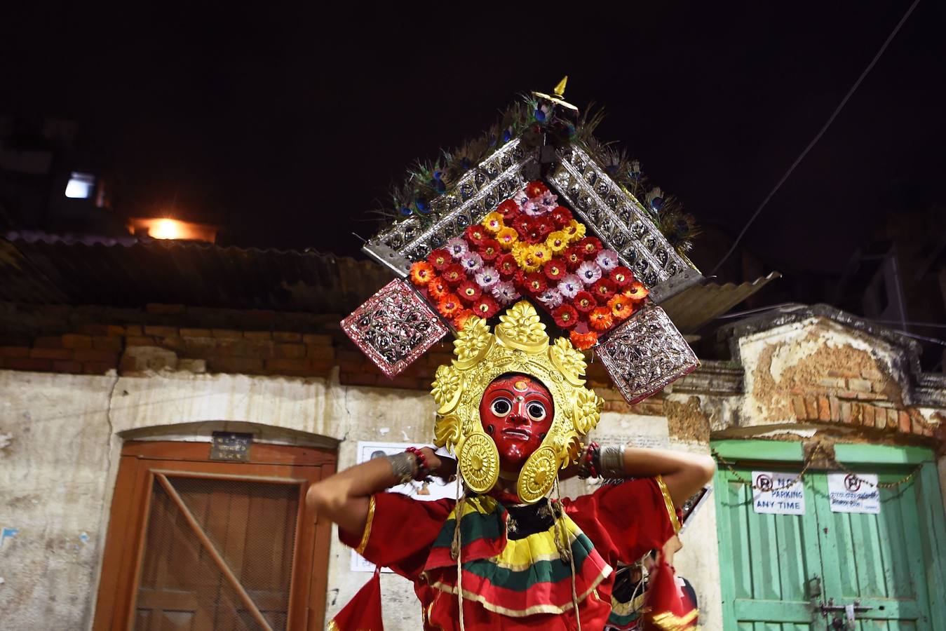 Miles de fieles asisten a las celebraciones del festival Indra Jatra, en Katmandú, Nepal, donde la mujeres se reúnen para beber alcohol casero de la boca del dios Bhairab, bailarines enmascarados danzan representando a las deidades locales y la diosa viviente Kumari, encarnada en una niña, es adorada durante una multidudinaria procesión.