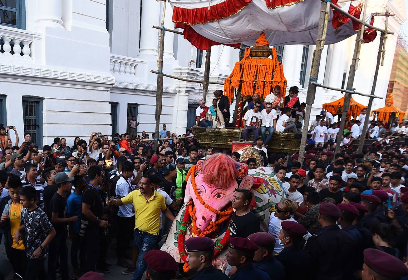 Miles de fieles asisten a las celebraciones del festival Indra Jatra, en Katmandú, Nepal, donde la mujeres se reúnen para beber alcohol casero de la boca del dios Bhairab, bailarines enmascarados danzan representando a las deidades locales y la diosa viviente Kumari, encarnada en una niña, es adorada durante una multidudinaria procesión.