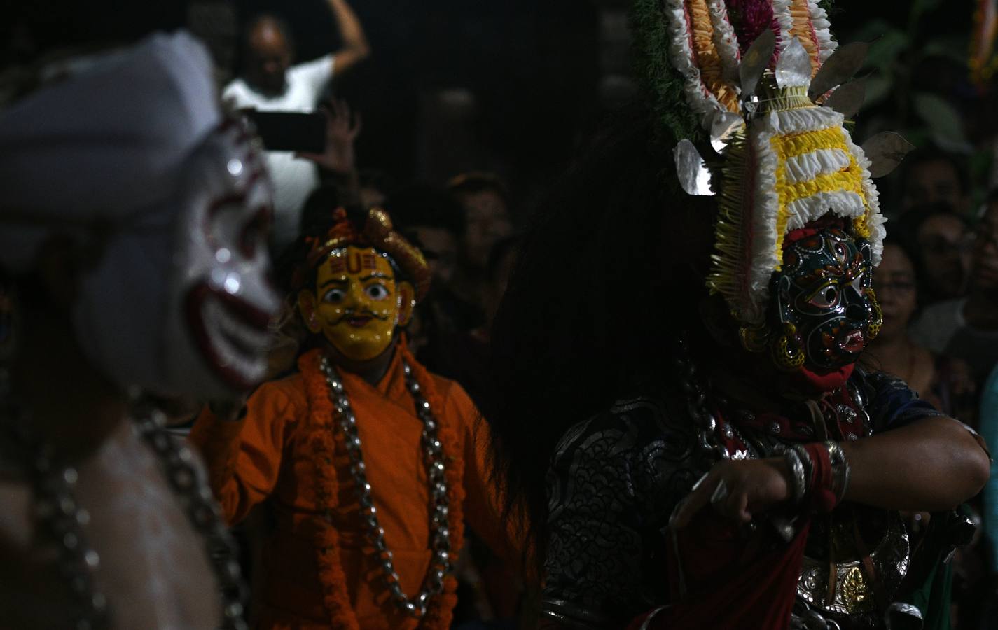 Miles de fieles asisten a las celebraciones del festival Indra Jatra, en Katmandú, Nepal, donde la mujeres se reúnen para beber alcohol casero de la boca del dios Bhairab, bailarines enmascarados danzan representando a las deidades locales y la diosa viviente Kumari, encarnada en una niña, es adorada durante una multidudinaria procesión.