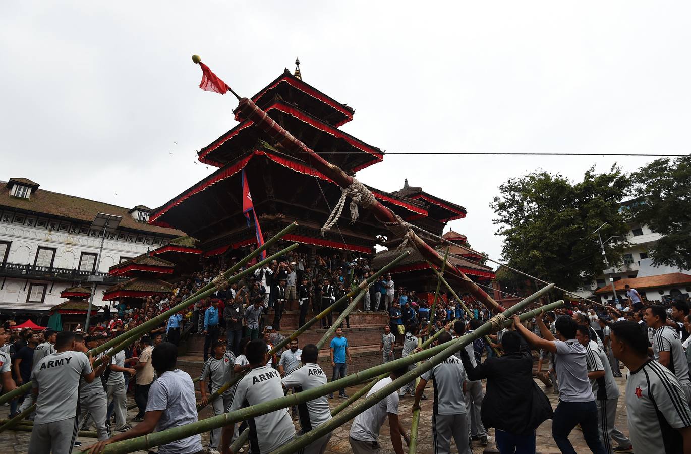 Miles de fieles asisten a las celebraciones del festival Indra Jatra, en Katmandú, Nepal, donde la mujeres se reúnen para beber alcohol casero de la boca del dios Bhairab, bailarines enmascarados danzan representando a las deidades locales y la diosa viviente Kumari, encarnada en una niña, es adorada durante una multidudinaria procesión.