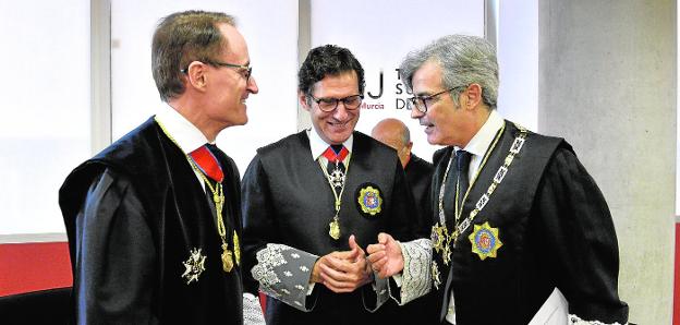 José Luis Díaz Manzanera, Miguel Pasqual del Riquelme y Juan Martínez Moya charlan al finalizar el acto. 