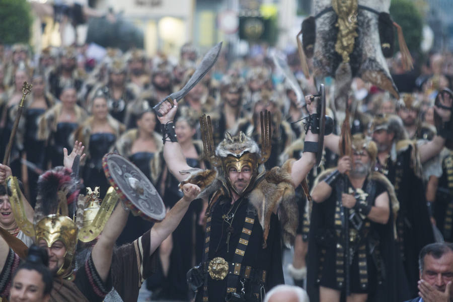 Cuatro mil personas escenifican en tres horas y media la historia de dos pueblos, Roma y Carthago, en un desfile rápido y vistoso