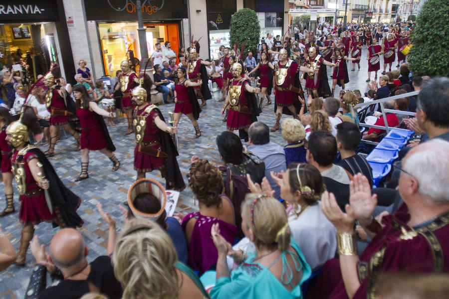 Cuatro mil personas escenifican en tres horas y media la historia de dos pueblos, Roma y Carthago, en un desfile rápido y vistoso
