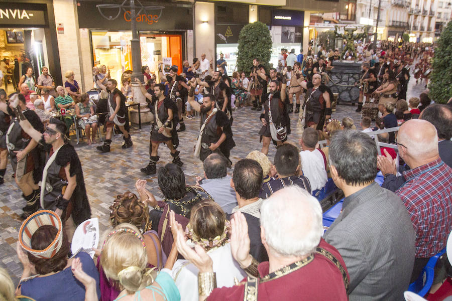 Cuatro mil personas escenifican en tres horas y media la historia de dos pueblos, Roma y Carthago, en un desfile rápido y vistoso