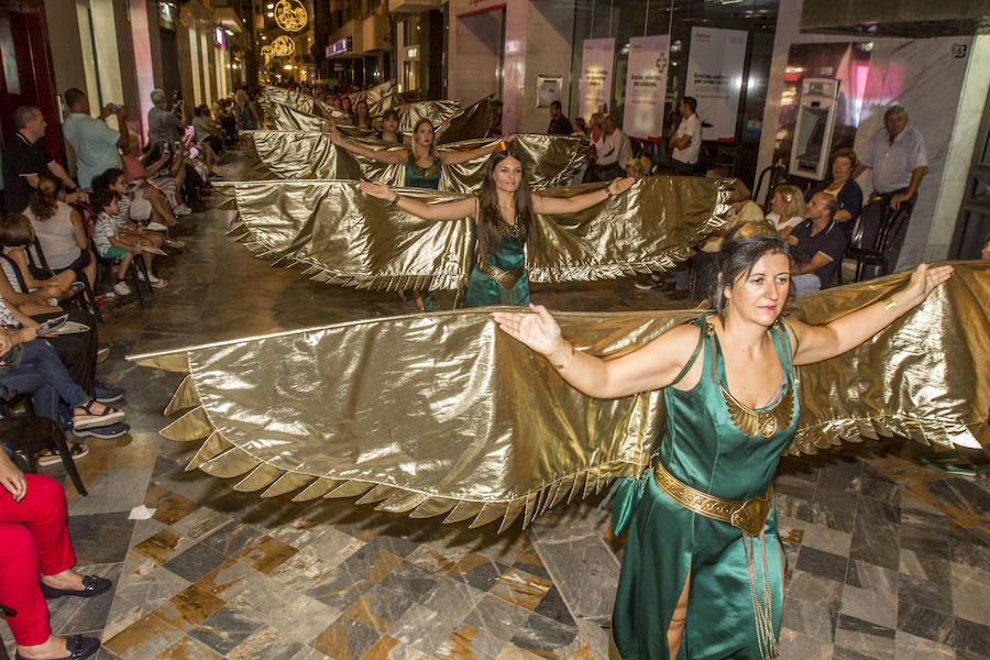 Cuatro mil personas escenifican en tres horas y media la historia de dos pueblos, Roma y Carthago, en un desfile rápido y vistoso