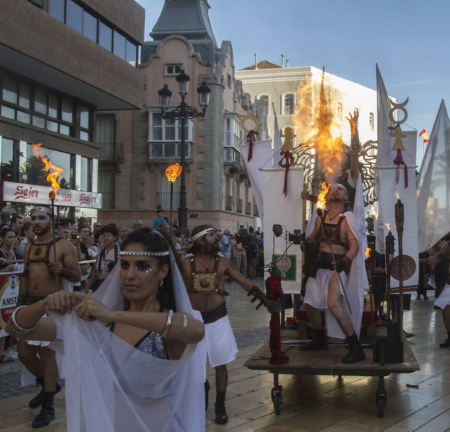 Cuatro mil personas escenifican en tres horas y media la historia de dos pueblos, Roma y Carthago, en un desfile rápido y vistoso