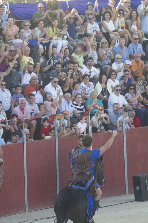 Dos mil personas vibran con las carreras de bigas y las luchas de seis gladiadores, en un acto muy aplaudido
