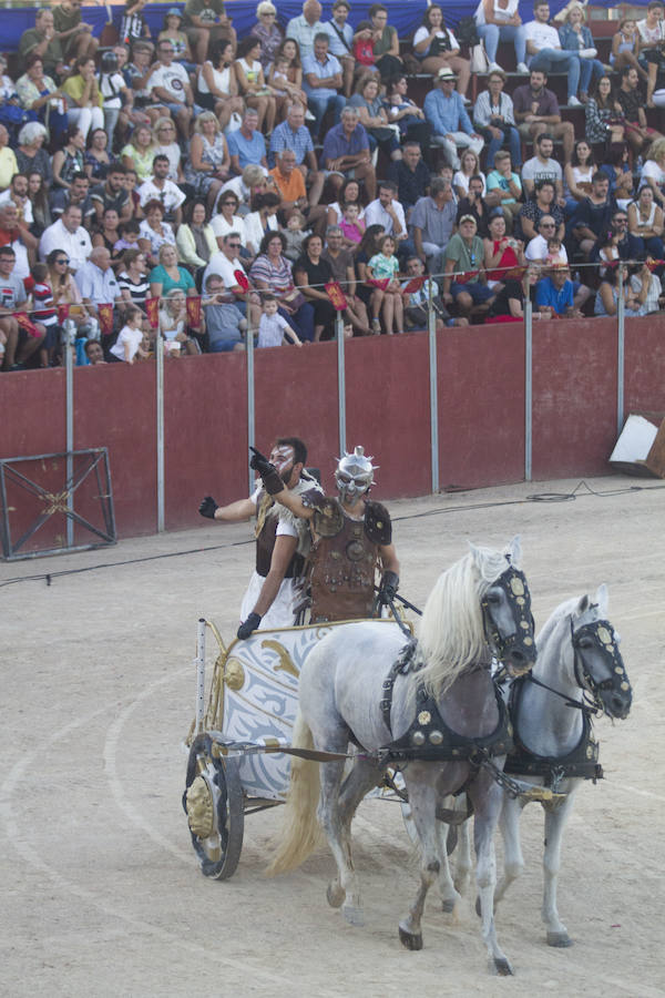 Dos mil personas vibran con las carreras de bigas y las luchas de seis gladiadores, en un acto muy aplaudido