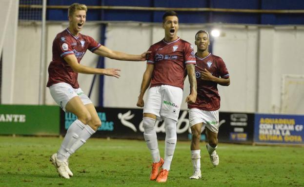 Celebración de uno de los goles del Jumilla en la Condomina.