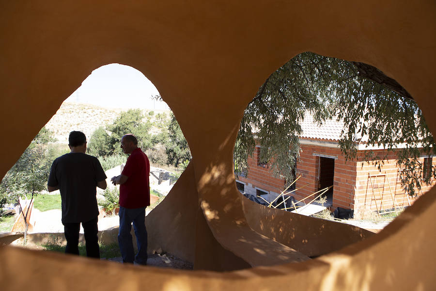 El municipio conquense, uno de los más despoblados de España, ha creado una muralla de tallas y jardínes para atraer turistas.