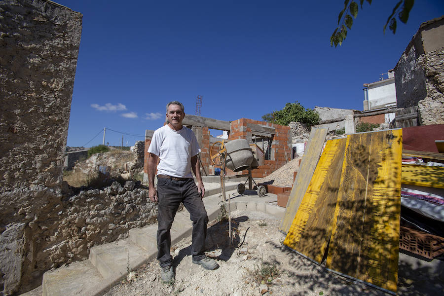 El municipio conquense, uno de los más despoblados de España, ha creado una muralla de tallas y jardínes para atraer turistas.