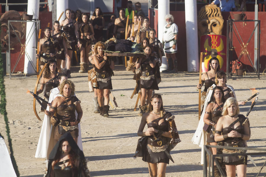 Dos mil personas vibran con las carreras de bigas y las luchas de seis gladiadores, en un acto muy aplaudido