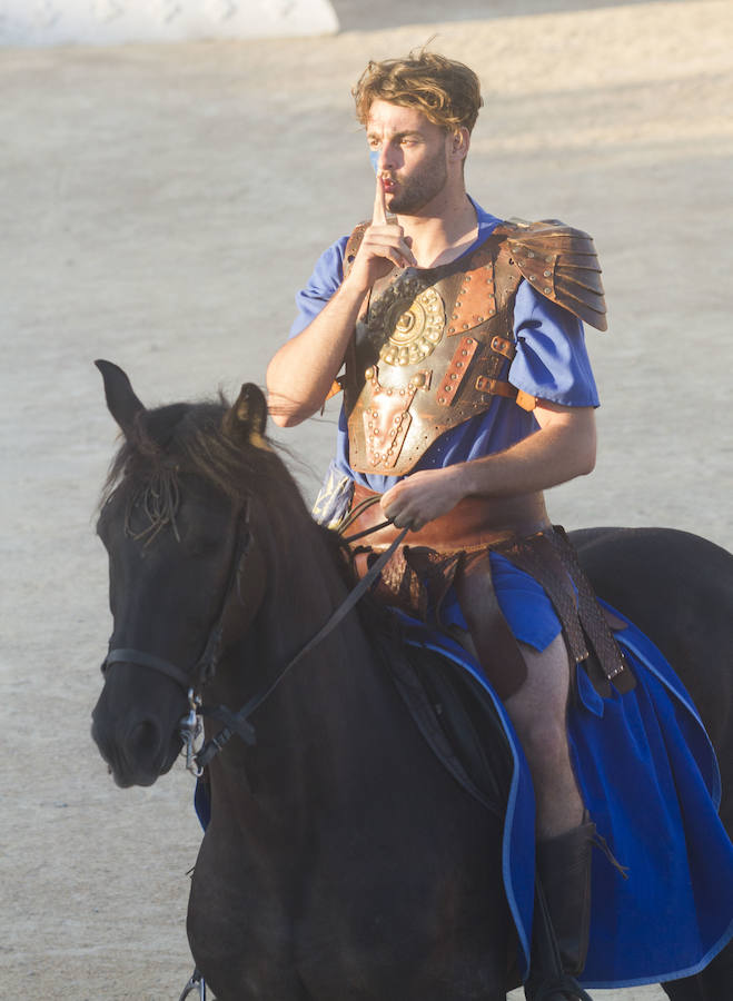 Dos mil personas vibran con las carreras de bigas y las luchas de seis gladiadores, en un acto muy aplaudido