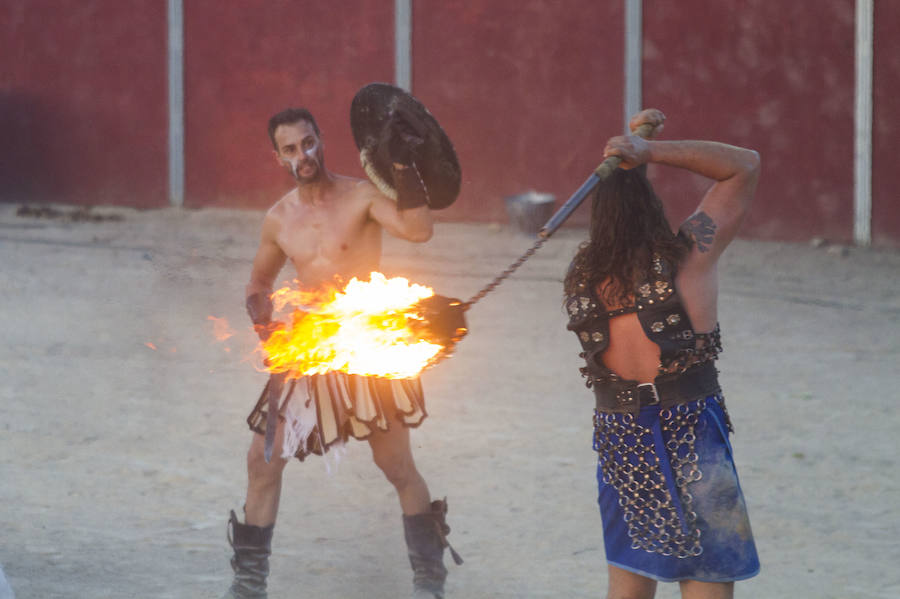 Dos mil personas vibran con las carreras de bigas y las luchas de seis gladiadores, en un acto muy aplaudido