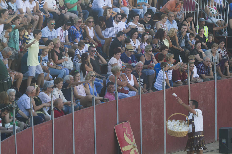 Dos mil personas vibran con las carreras de bigas y las luchas de seis gladiadores, en un acto muy aplaudido