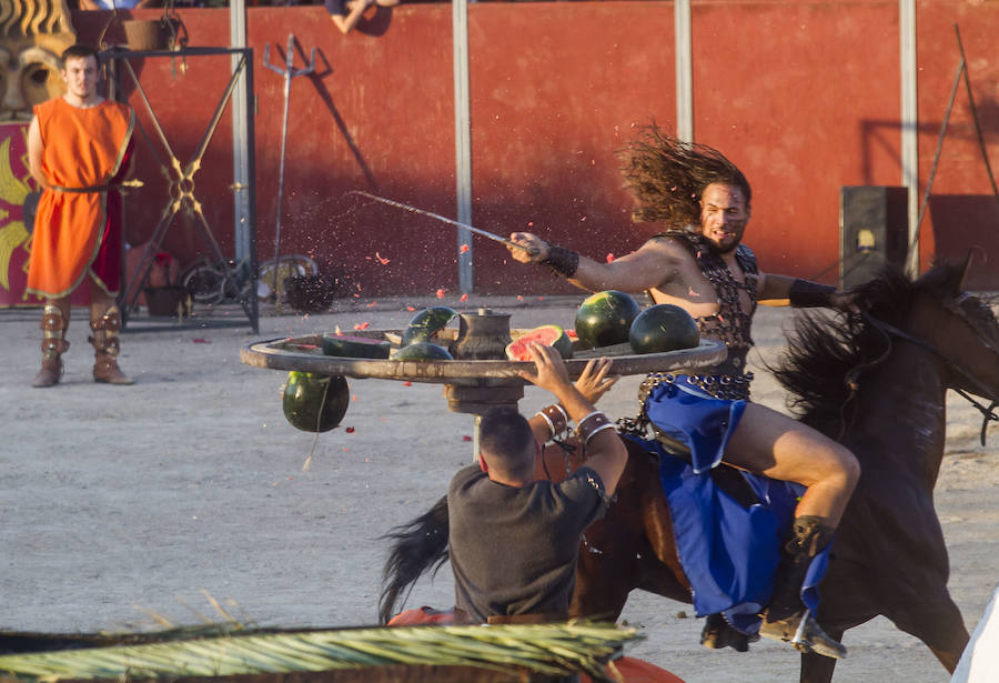 Dos mil personas vibran con las carreras de bigas y las luchas de seis gladiadores, en un acto muy aplaudido