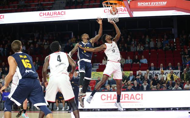 El jugador del UCAM CB, Ovie Soko, en el partido en Charleroi.