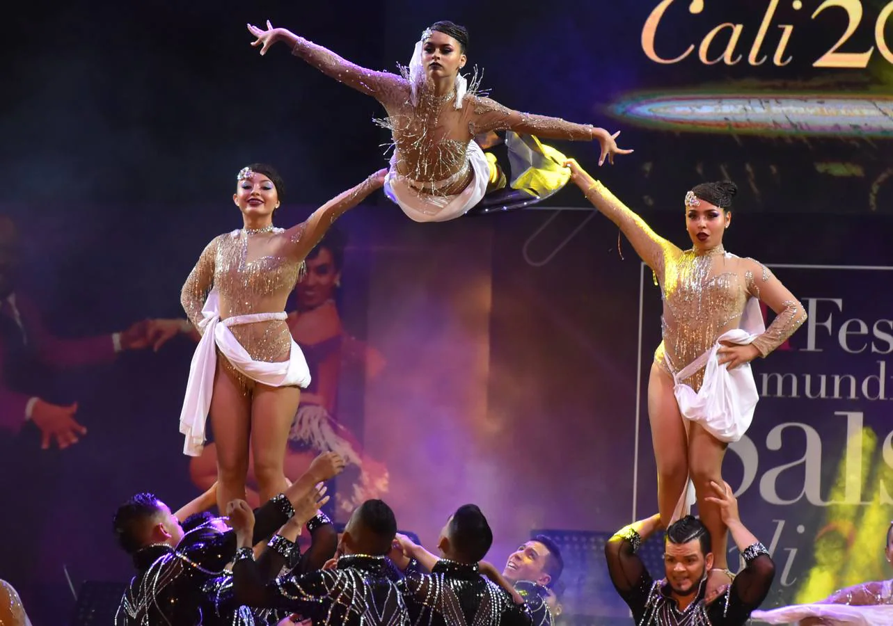 Bailarines compiten durante el Festival Mundial de Salsa en Cali (Colombia). 