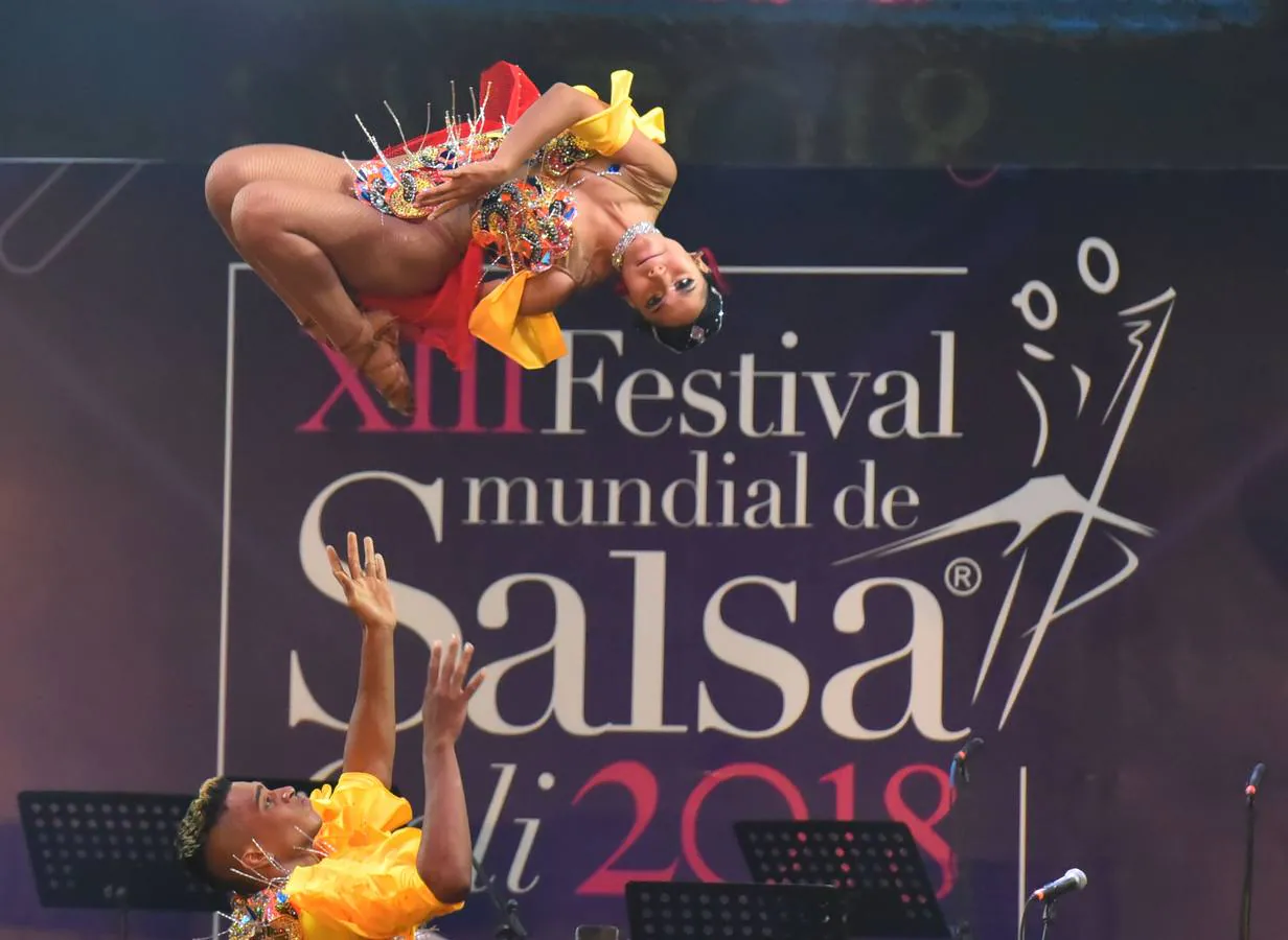 Bailarines compiten durante el Festival Mundial de Salsa en Cali (Colombia). 