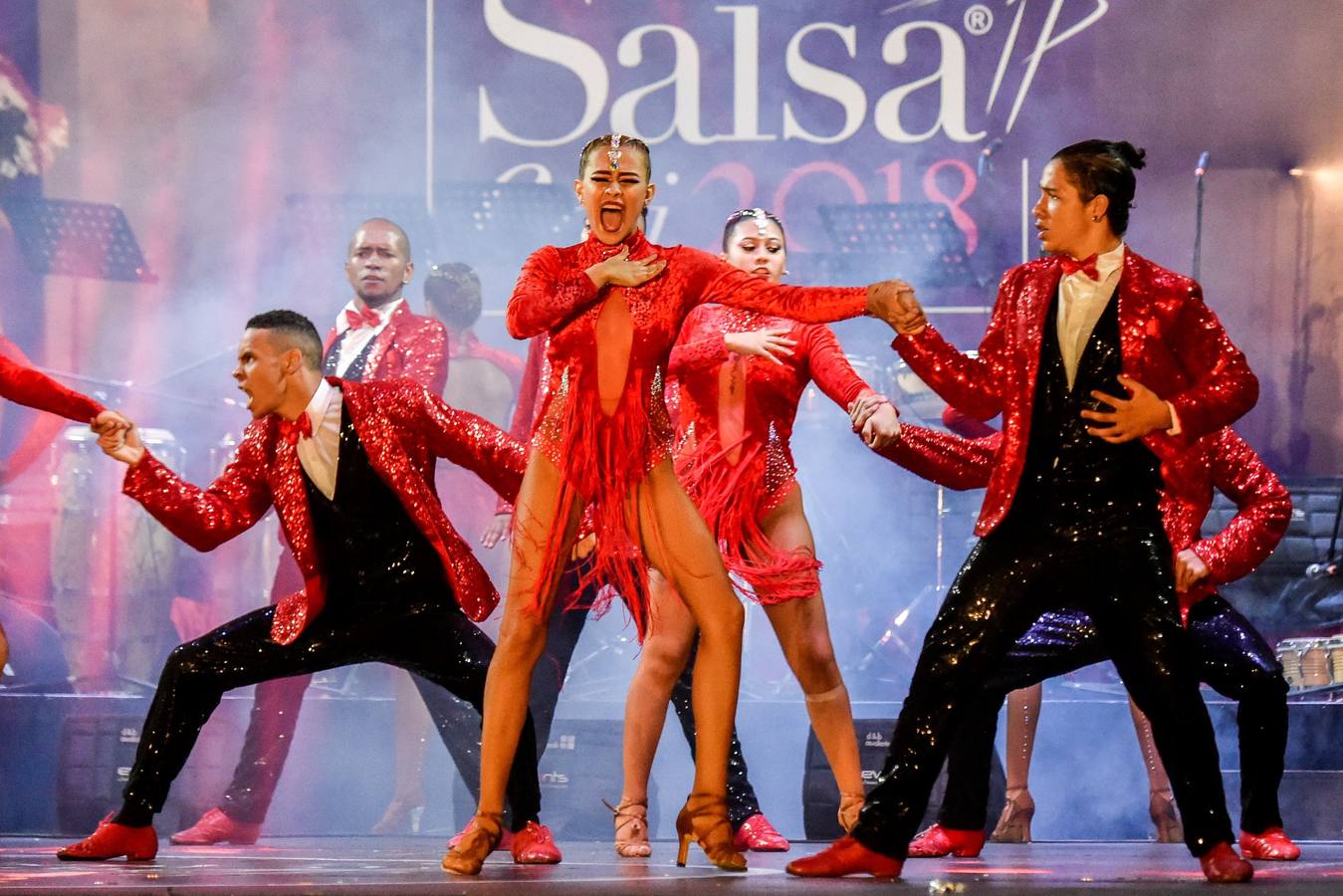 Bailarines compiten durante el Festival Mundial de Salsa en Cali (Colombia). 