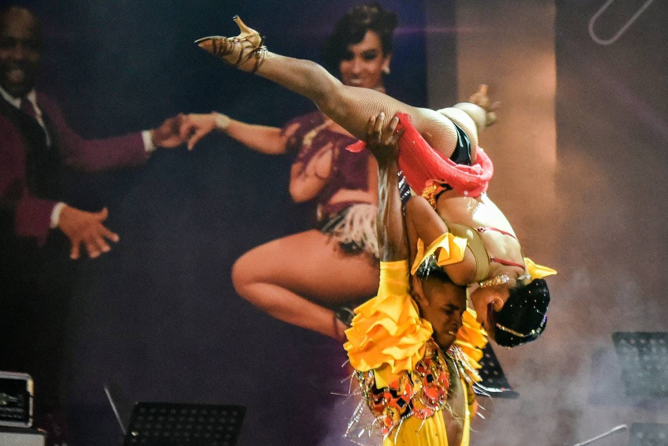 Bailarines compiten durante el Festival Mundial de Salsa en Cali (Colombia). 