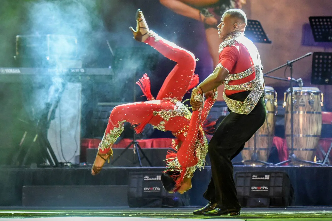 Bailarines compiten durante el Festival Mundial de Salsa en Cali (Colombia). 