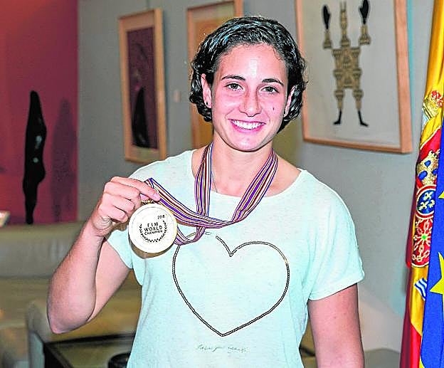 La piloto ceheginera Ana Carrasco, campeona mundial de motociclismo en la categoría de Supersport 300, muestra su medalla durante la recepción ofrecida ayer en la sede del Consejo Superior de Deportes. 