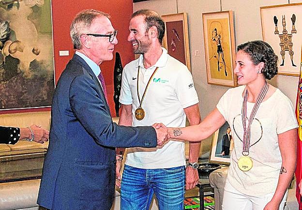 El ministro de Cultura y Deporte, José Guirao, saluda a la piloto Ana Carrasco, en presencia del ciclista Alejandro Valverde. 