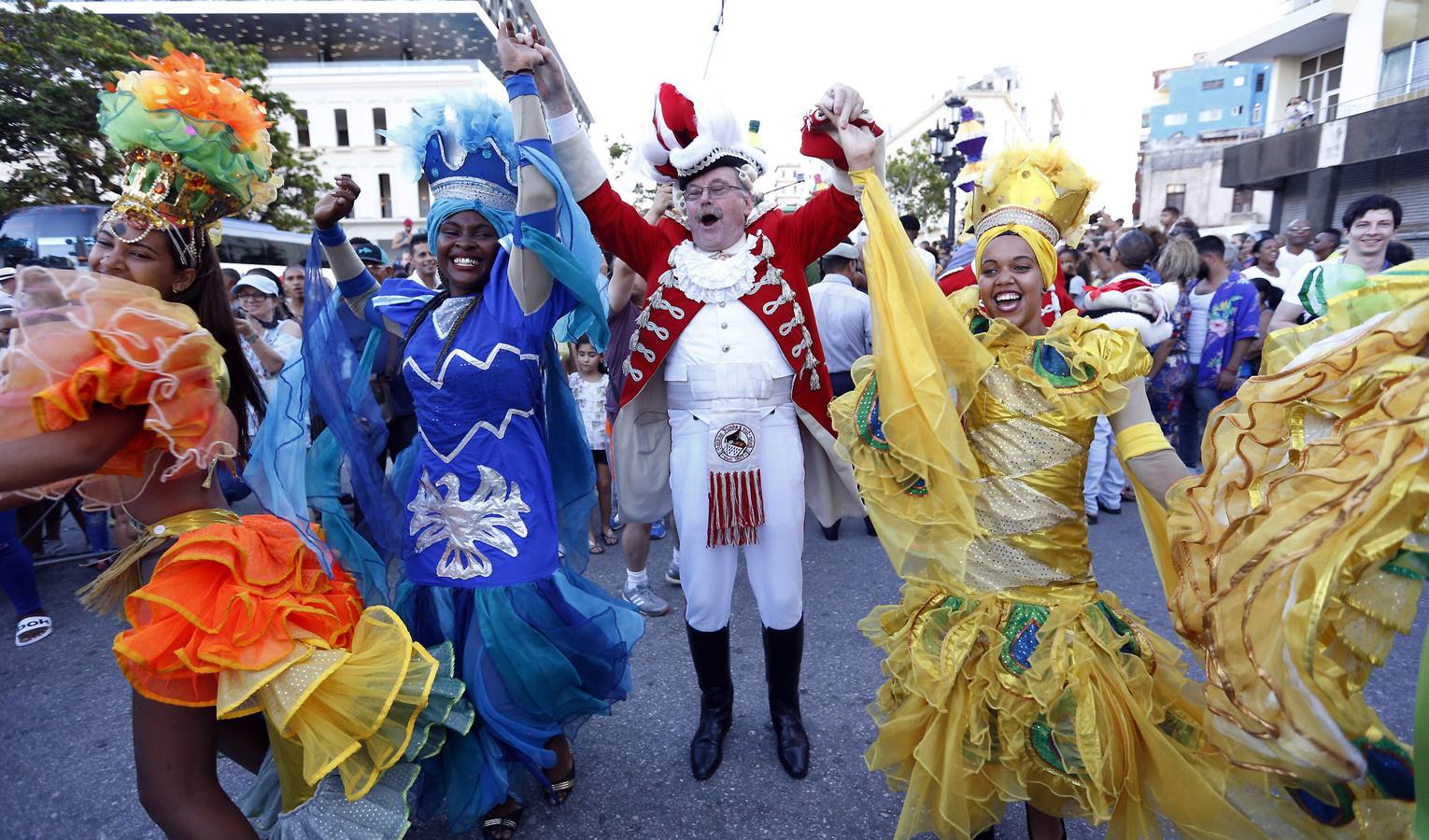 Integrantes de los «Rote Funken», la agrupación más antigua del Carnaval de Colonia, en Alemania, bailan junto a los de la comparsa habanera Los Guaracheros de Regla en el Paseo del Prado en La Habana (Cuba). Las dos agrupaciones desfilaron juntas como parte de un intercambio cultural entre Alemania y Cuba.