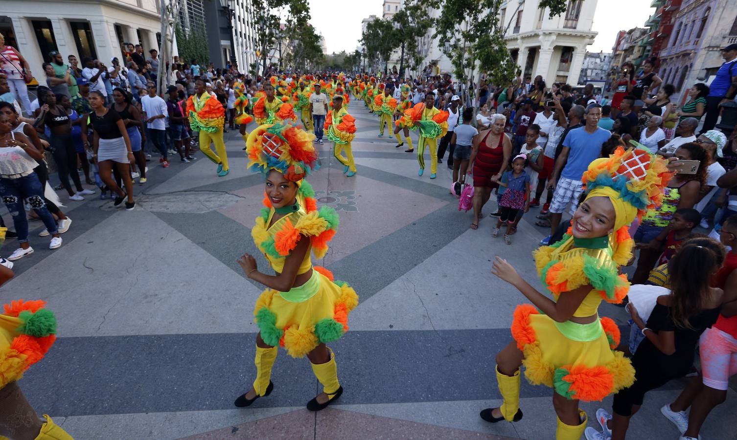 Integrantes de los «Rote Funken», la agrupación más antigua del Carnaval de Colonia, en Alemania, bailan junto a los de la comparsa habanera Los Guaracheros de Regla en el Paseo del Prado en La Habana (Cuba). Las dos agrupaciones desfilaron juntas como parte de un intercambio cultural entre Alemania y Cuba.