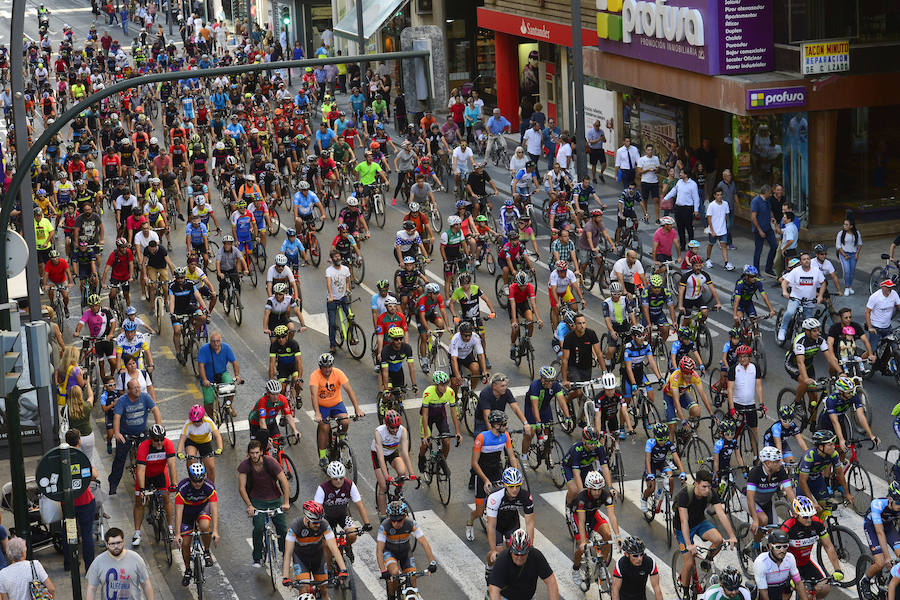 Alejandro Valverde genera gran expectación entre sus paisanos a su paso por la Gran Vía de Murcia, que recorrió a bordo de un descapotable y acompañado por centenares de ciclistas