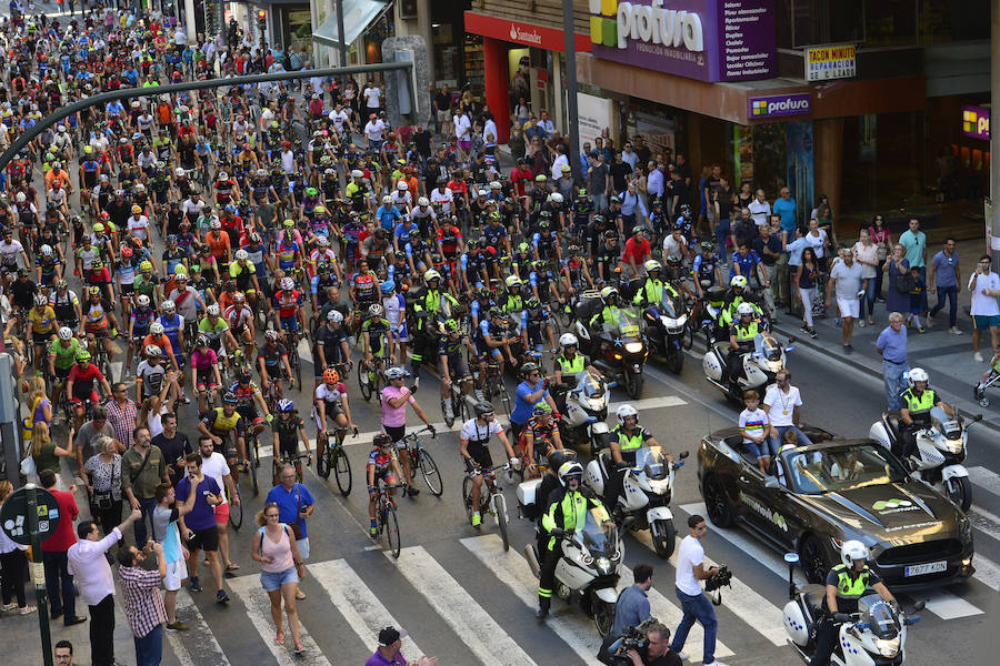 Alejandro Valverde genera gran expectación entre sus paisanos a su paso por la Gran Vía de Murcia, que recorrió a bordo de un descapotable y acompañado por centenares de ciclistas