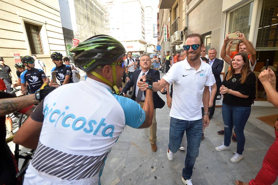 Alejandro Valverde genera gran expectación entre sus paisanos a su paso por la Gran Vía de Murcia, que recorrió a bordo de un descapotable y acompañado por centenares de ciclistas