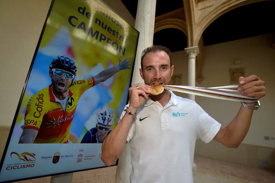 Alejandro Valverde genera gran expectación entre sus paisanos a su paso por la Gran Vía de Murcia, que recorrió a bordo de un descapotable y acompañado por centenares de ciclistas