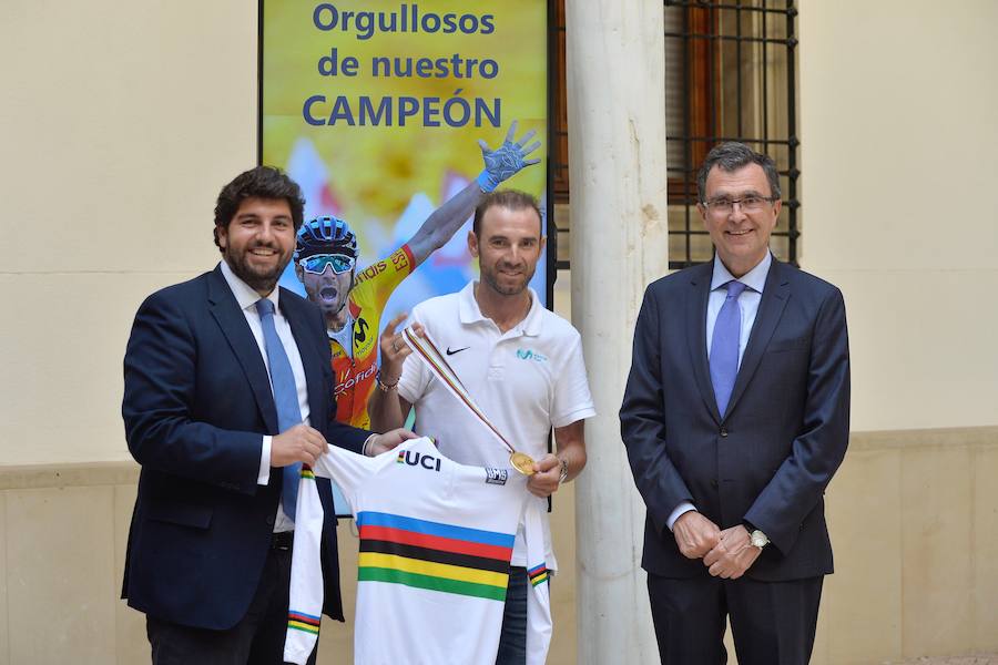 Alejandro Valverde genera gran expectación entre sus paisanos a su paso por la Gran Vía de Murcia, que recorrió a bordo de un descapotable y acompañado por centenares de ciclistas