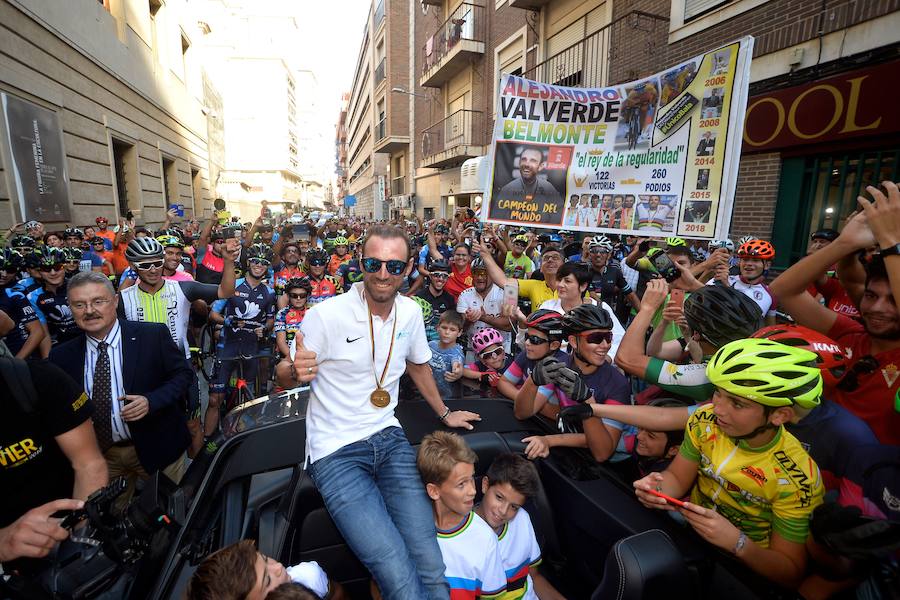 Alejandro Valverde genera gran expectación entre sus paisanos a su paso por la Gran Vía de Murcia, que recorrió a bordo de un descapotable y acompañado por centenares de ciclistas