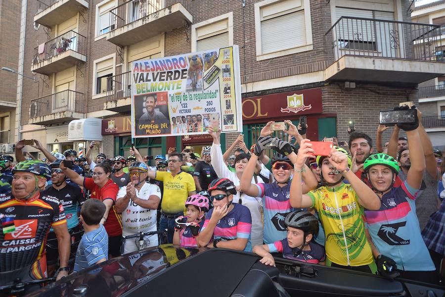 Alejandro Valverde genera gran expectación entre sus paisanos a su paso por la Gran Vía de Murcia, que recorrió a bordo de un descapotable y acompañado por centenares de ciclistas