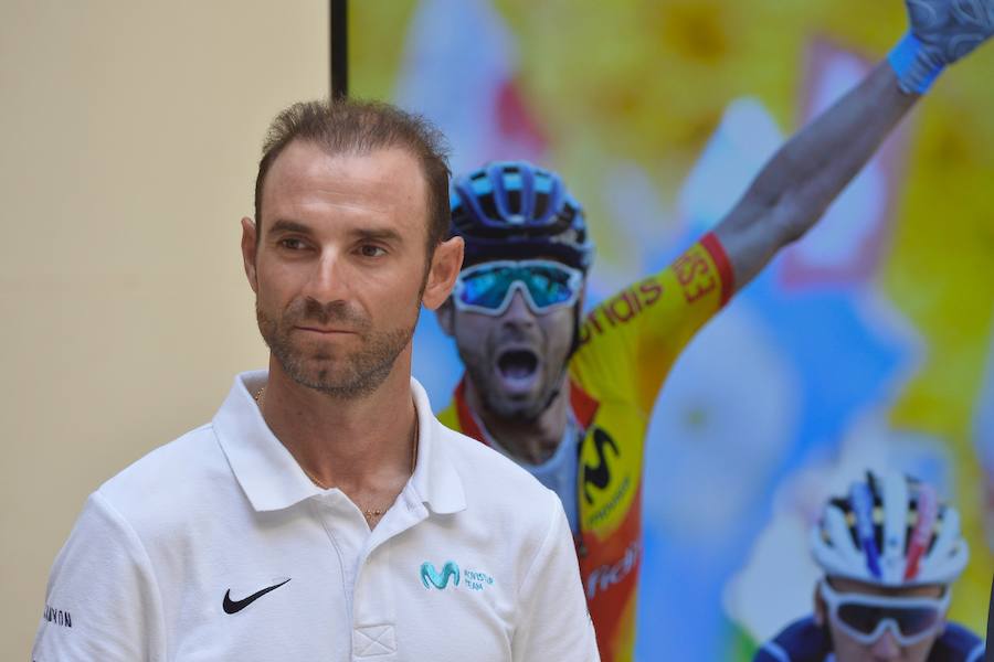 Alejandro Valverde genera gran expectación entre sus paisanos a su paso por la Gran Vía de Murcia, que recorrió a bordo de un descapotable y acompañado por centenares de ciclistas