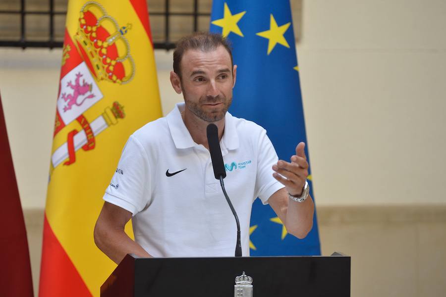 Alejandro Valverde genera gran expectación entre sus paisanos a su paso por la Gran Vía de Murcia, que recorrió a bordo de un descapotable y acompañado por centenares de ciclistas